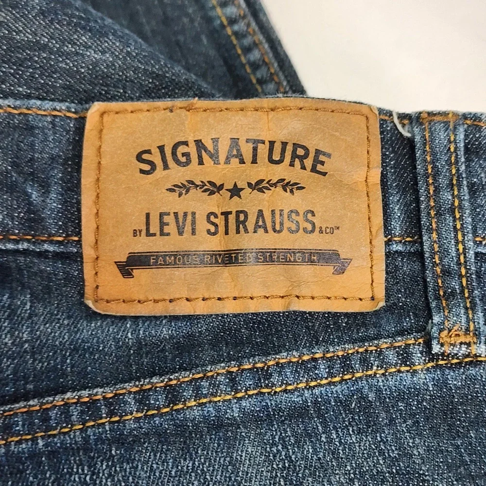 Signature Levi Strauss Jeans Mens 29x32 Straight Leg Blue Denim Minimalist Indie